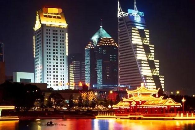 樓宇亮化設計方案實現(xiàn)城市夜景美化與經(jīng)濟效益的平衡