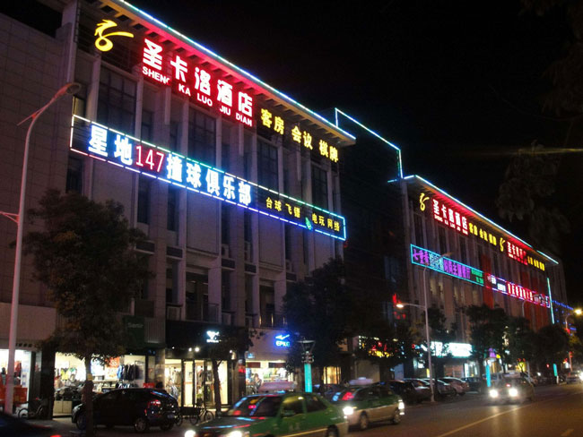 廣告招牌未審批，存在安全隱患