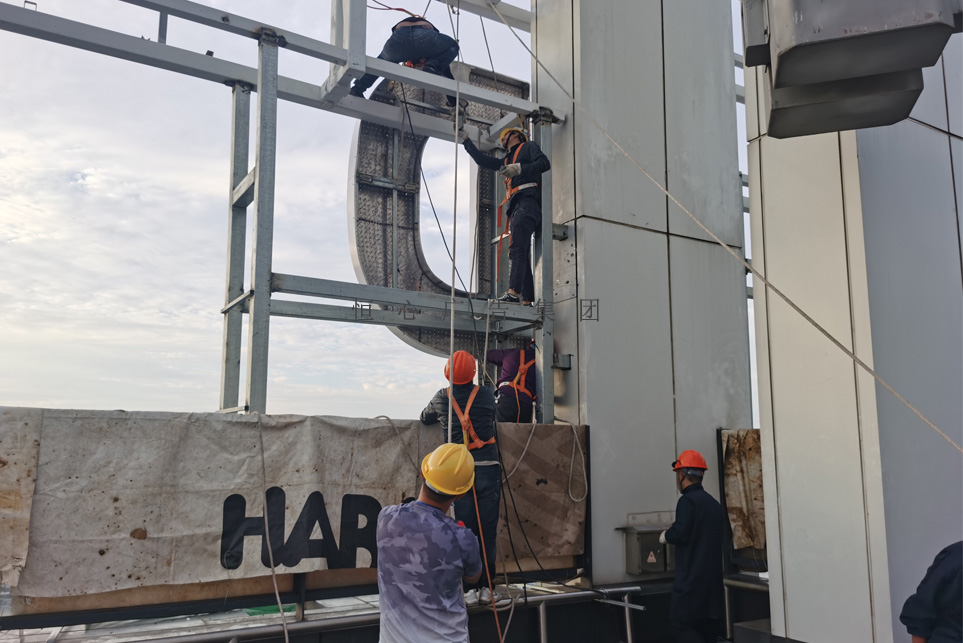 樓頂發(fā)光字安裝現(xiàn)場(chǎng)